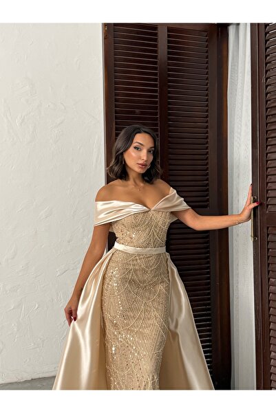 Housebutik فستان سهرة طويل من الساتان بياقة قارب مزين بالخرز