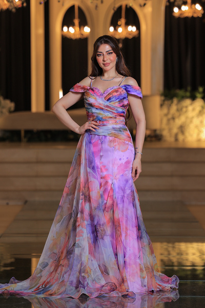 Lara فستان سهرة طويل مطبّع بالألوان البنفسجية والوردية من