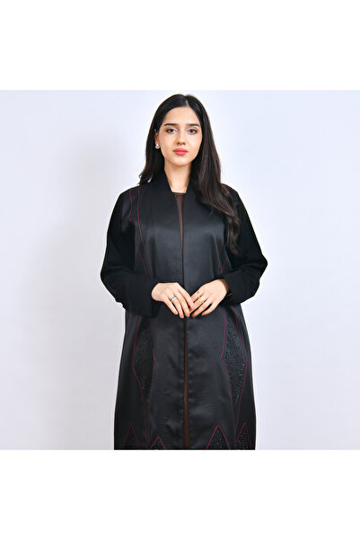 HAWRAA ABAYA عباية سوداء أنيقة بتفاصيل دقيقه يزينها تطريز عنابي هندسي مزين بفصوص