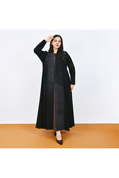 HAWRAA ABAYA عباية سوداء أنيقة بتصميم فاخر بقَصّة نص كلوش مع تطريز بارز على الواجهة يضفي لمسة راقية وعصرية