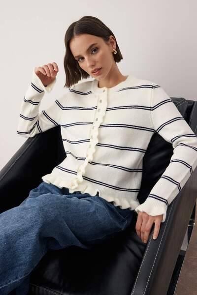 Trendyol Collection Ecru*001 Button Detailed Soft Textured Knitwear Cardigan Twoaw26Hi00038