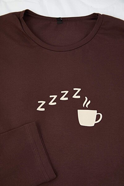 Trendyol Collection Καφέ κανονικό βαμβακερό μακρυμάνικο μπλουζάκι με ριγέ κάτω μέρος με στάμπα καφέ Σετ πιτζάμες TMNAW26PT00013