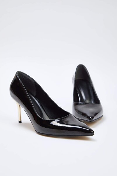 TRENDYOL SHOES Klassische Damenschuhe mit Absatz aus schwarzem Lackleder mit spitzer Zehenpartie und dünnem Goldabsatz TAKAW26TO00014