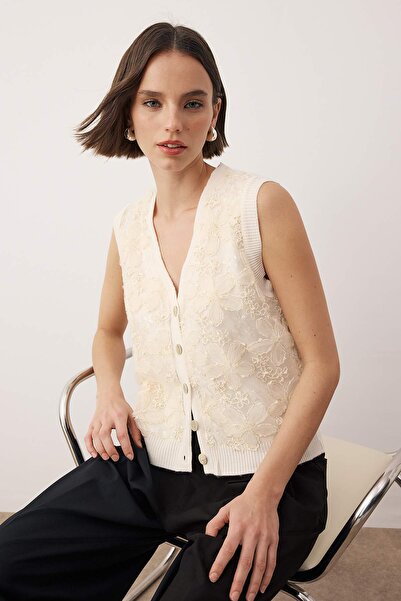Trendyol Collection Плетена жилетка от дантела в цвят екрю с V-образно деколте TWOSS25YE00116