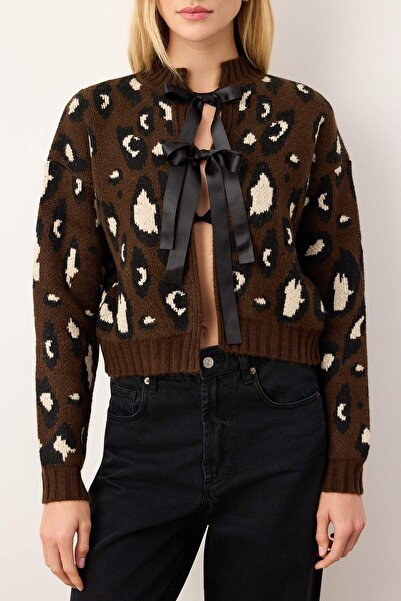 Trendyol Collection Brązowy, wzorzysty kardigan z dzianiny w panterkę, o miękkiej fakturze TWOAW25HI00355