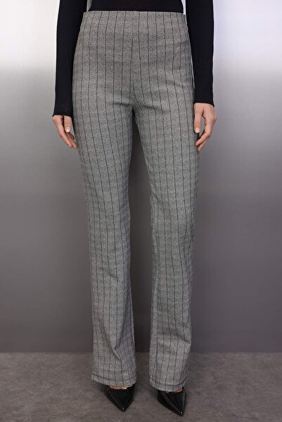 Trendyol Collection Grau gestreifte, elastische Strickhose mit ausgestelltem Bein und ausgestelltem Bein TWOAW26PL00091