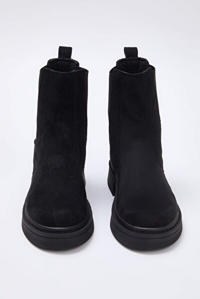 TRENDYOL SHOES Μαύρες σουέτ γυναικείες μπότες με επίπεδη σόλα Chealsea TAKAW26BO00085