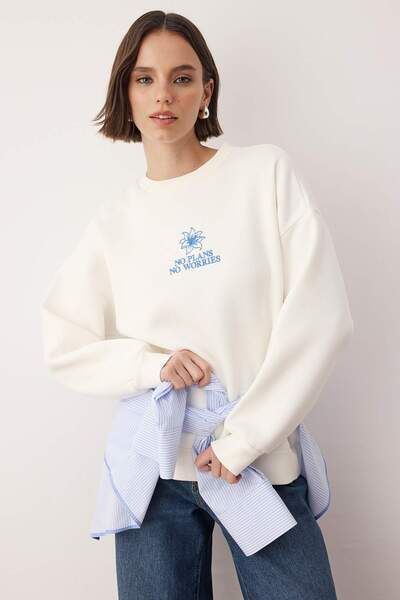 Trendyol Collection Teen Ecru Thick Fleece Inside Floral Embroidered Crew Neck Oversize Knitted Sweatshirt Twoaw26Sw00154