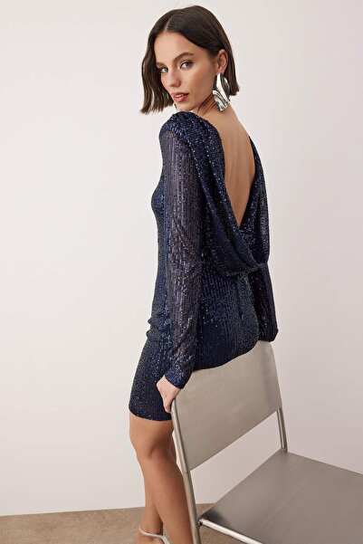 Trendyol Collection Μπλε ναυτικό φόρεμα με εξώπλατη λαιμόκοψη, με εφαρμογή στο σώμα, με επίπεδη παγιέτα, κοντό / μίνι φόρεμα με επένδυση TPRAW26EL00069