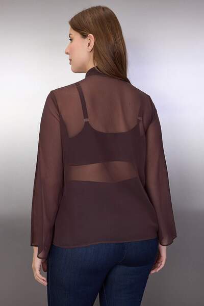Trendyol Curve Καφέ μπλούζα με λαιμόκοψη σε σχήμα V από σιφόν διαφανές υφαντό μεγάλο μέγεθος TBBAW26AF00070