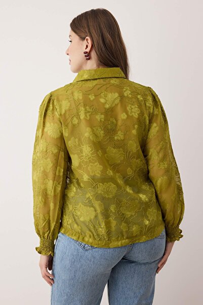 Trendyol Curve Πράσινο φλοράλ πουκάμισο με διάφανο υφαντό μανίκι με γκιπέλ, μεγάλο μέγεθος TBBAW25AX00012