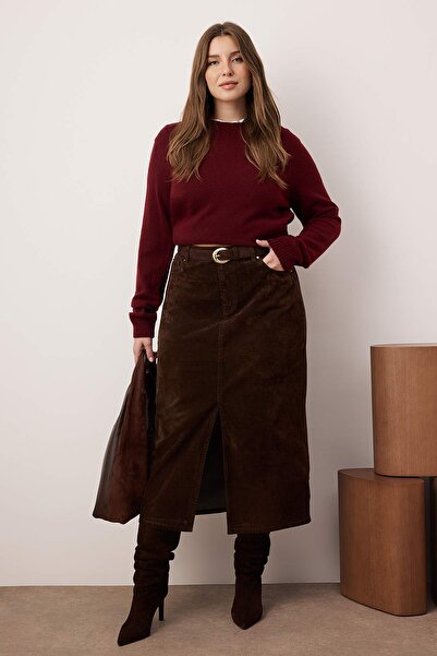 Trendyol Curve Brauner Jeansrock in Übergröße mit Schlitz und Wildlederoptik TBBAW26AZ00036