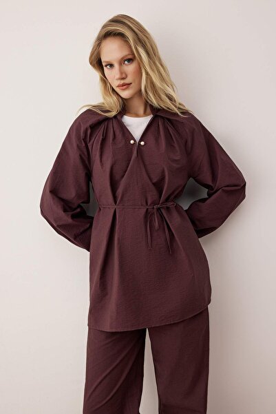 Trendyol Modest Κορυφαίο σετ TCTAW26US00058 με λεπτομέρεια από μπορντό πόρπη, υφασμάτινο υφαντό ύφασμα μεγάλου μεγέθους