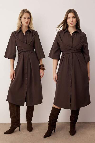Trendyol Collection Φόρεμα με λεπτομέρεια υφαντού χωρίς χρώμα καφέ σκούρο με λεπτομέρεια ζώνης στη μέση TWOAW26EL00243