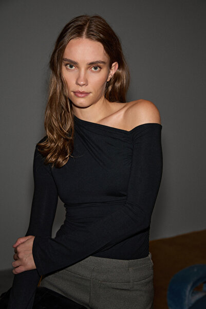 GRIMELANGE Bluză neagră FAURIVA pentru femei, cu guler asimetric, cu un singur umăr, cu detaliu de șnur, din material elastic