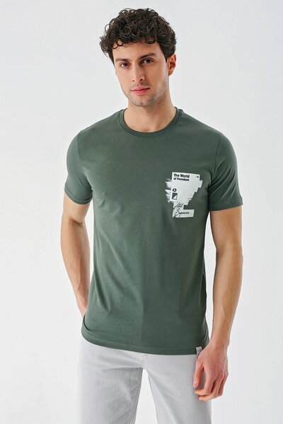 İmza Σκούρο χακί εμπριμέ υφασμάτινο μπλουζάκι με λαιμόκοψη 100% βαμβάκι Casua...