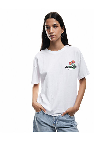 Koton Βαμβακερό κοντομάνικο μπλουζάκι με λαιμόκοψη με λουλούδια στην πλάτη