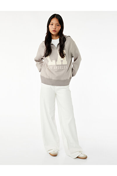 Koton سويت شيرت كبير الحجم مطرز على شكل دمية دب بأكمام طويلة وسحاب نصفي