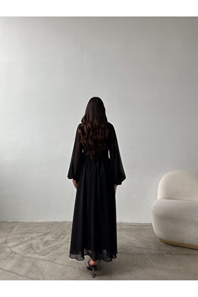 Swan Woman Chiffon Dress with Stone Collar Detail