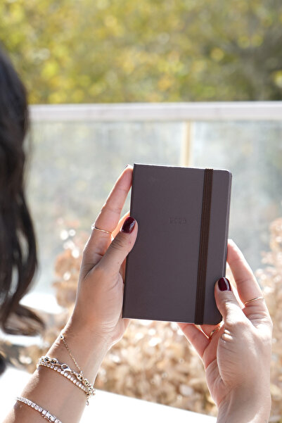 Victoria's Journals Classic 2026 Weekly Agenda A6 (9X14 cm) Hard Cover.