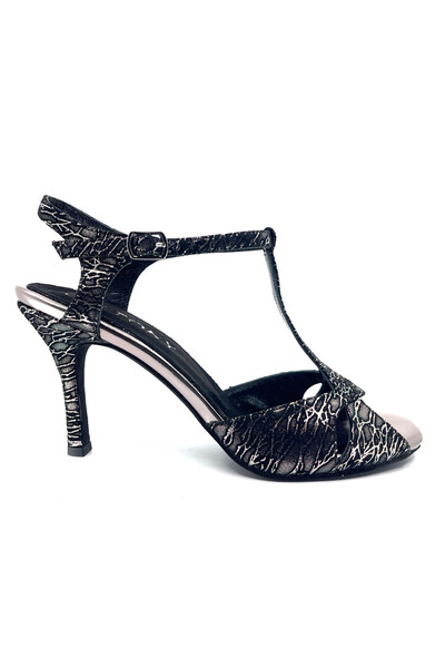 GELTONY SHOES لورييا |   𝐆𝐄𝐋𝐓𝐎𝐍𝐘 حذاء جلدي مصنوع يدويًا بكعب ذهبي أسود...
