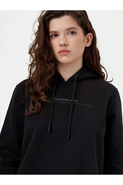 Calvin Klein GRAFICI INSTITUȚIONALE