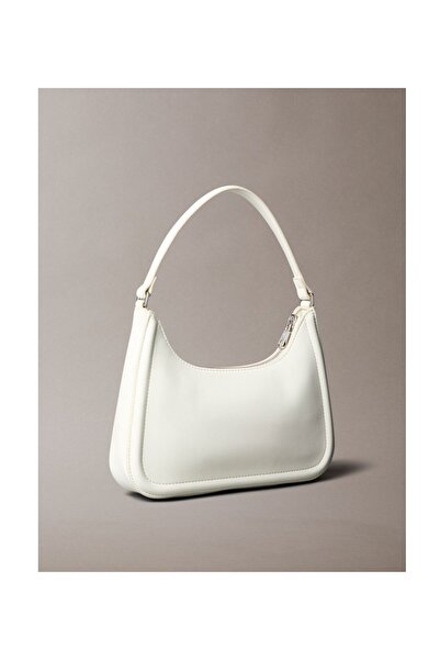 Calvin Klein حقيبة كتف نسائية من كالفن كلاين، ليلي وايت، بشعار منقوش أحادي اللون