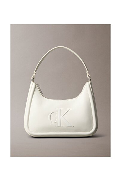 Calvin Klein حقيبة كتف نسائية من كالفن كلاين، ليلي وايت، بشعار منقوش أحادي اللون
