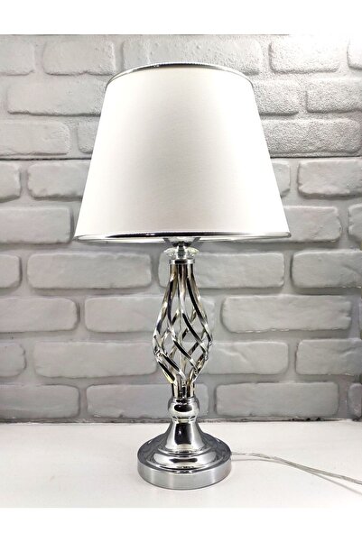 365GUNSERİSONU مصباح طاولة عاكس الضوء ذو ساق معدنية ملتوية باللون الرمادي الفضي مع شريط من الكروم وقبعة من القماش الأبيض