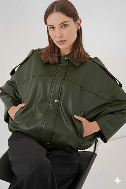 hazelin Γυναικείο μπουφάν από ψεύτικο δέρμα χακί με φερμουάρ και τσέπες στο πλάι με κουμπιά HZL25W-BD110551