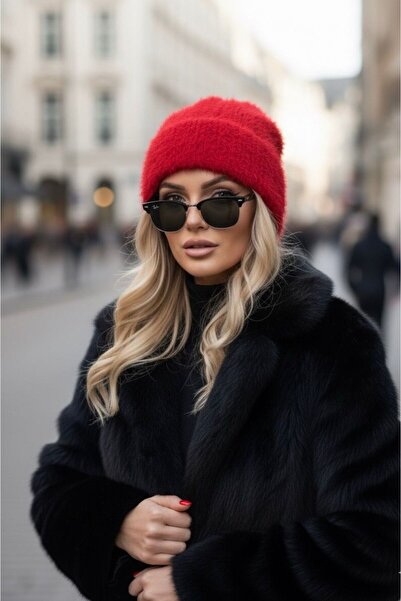 Goldmine قبعة نسائية من الفرو الناعم باللون الأحمر