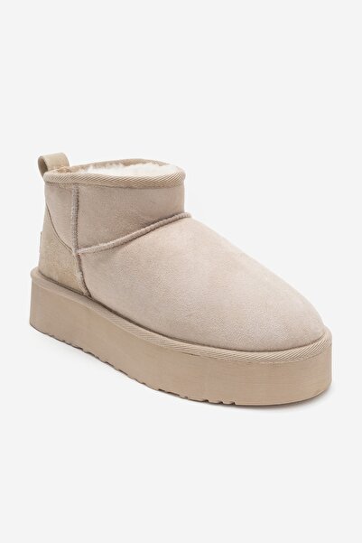 LuviShoes VEYRA Bej Süet Hakiki Deri Kürklü Platform Tabanlı Kadın Mini Bot
