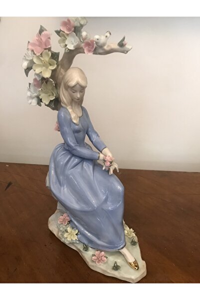 ES Biblo Çiçekli Ağaç Altındaki Kız