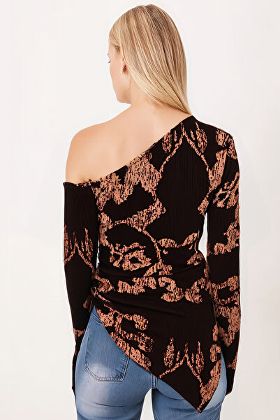 armonika Γυναικεία μπλούζα με μακρυμάνικο μπλουζάκι σε καφέ-μπεζ ασύμμετρο λαιμόκοψη με σχισμή στο κάτω μέρος της φούστας ARM-26K001022