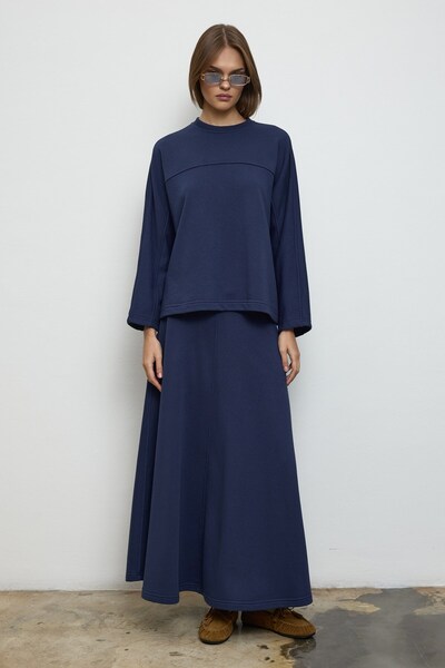 QANU طقم جاسمين مع تنورة باللون الأزرق الداكن