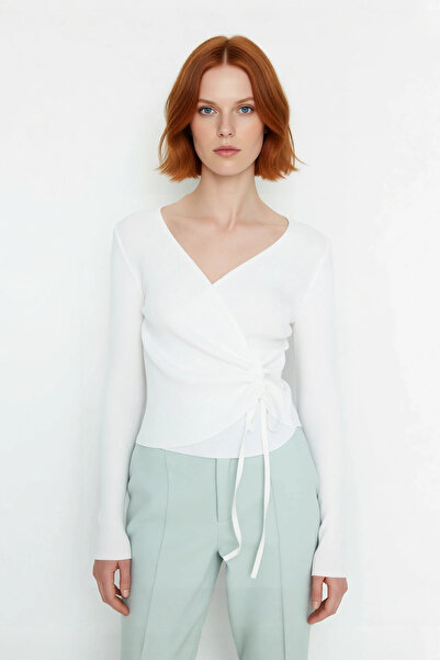 PayBuy Women's Fitted Double-Breasted Collar Lace-Up Knitwear Top Is a Stylish and Comfortable Choice for Modern Daily Outfits