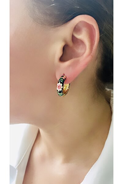 VNS Accessories أقراط دائرية مطلية بالمينا بتصميم زهور عتيق