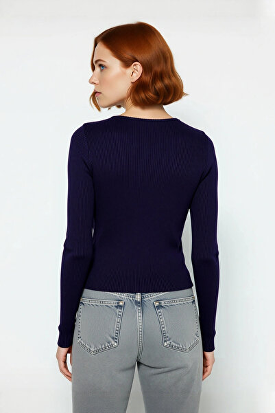 PayBuy Women's Fitted Double-Breasted Collar Lace-Up Knitwear Top Is a Stylish and Comfortable Choice for Modern Daily Outfits