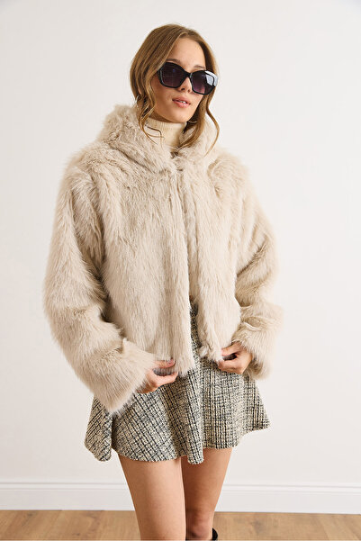 Olalook Kadın Ekru Kapüşonlu Agraf Kapama Kısa Suni Kürk Kaban KBN-19000016