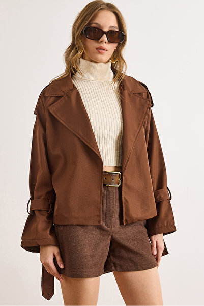 Olalook Kadın Kahverengi Astarlı Kuşaklı Kısa Bondit Trençkot TRC-00000014