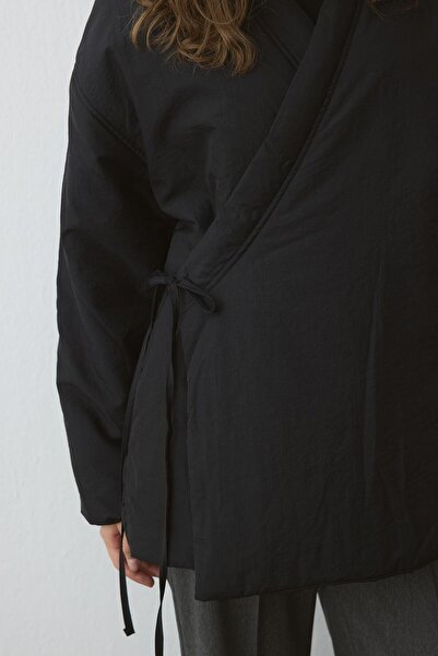 Hooopstore Φουσκωτό μαύρο παλτό με κορδόνια που κυλάει