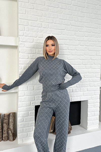 MOZENA Dik Yaka Parmak Geçme Detaylı Taşlı Triko Takım