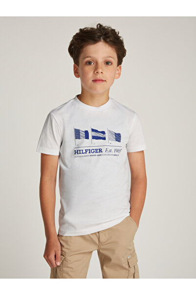 Tommy Hilfiger تي شيرت للأولاد بقصة عادية وياقة دائرية ورسومات العلم الأبيض
