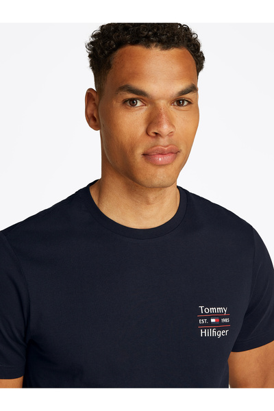 Tommy Hilfiger تي شيرت رجالي برقبة دائرية وشعار Script من مجموعة Desert Sky 1985