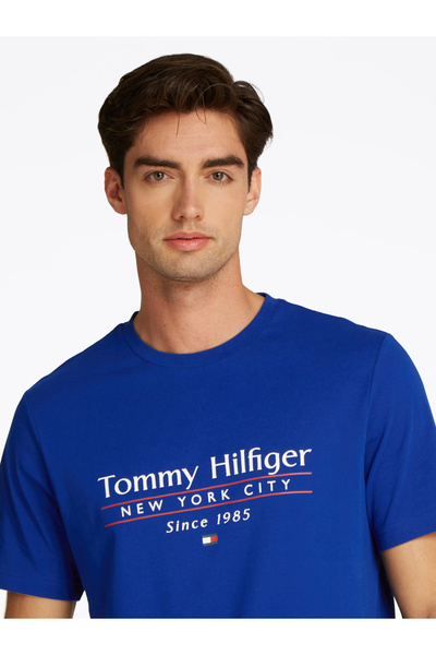 Tommy Hilfiger تي شيرت رجالي أزرق بكعب عريض وشعار من مجموعة 1985