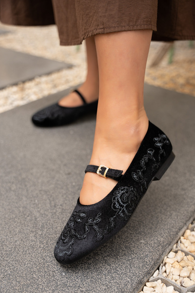 LAMİNTA Semy Black Velvet Women's Ballerinas with Embroidery Detail