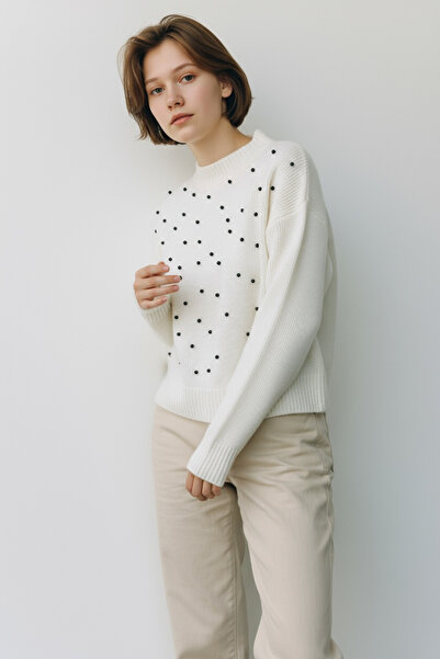 NEWCO Πλεκτό πουλόβερ με λεπτομέρεια από πέρλες – Απαλή υφή και μοντέρνα εφαρμογή