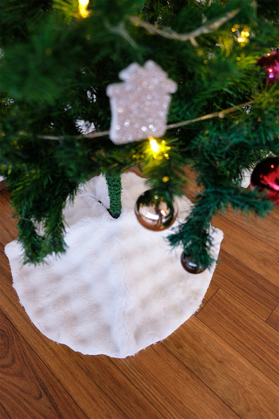 DEKOMOD Plush White Christmas Pine Tree Six-Foot Cover Washable Fabric with Ribbon 70 cm