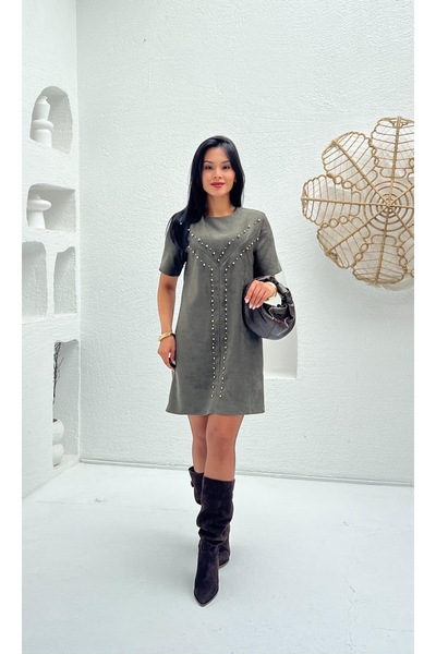 Nida Boutique Κοντό φόρεμα από σουέτ με κοντό μανίκι και λεπτομέρεια με πέρλες στο μπροστινό μέρος