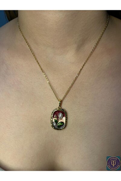 uyguntakıaksesuar قلادة بنمط زهور مرصعة باللؤلؤ على خلفية حمراء - تصميم مصنوع...